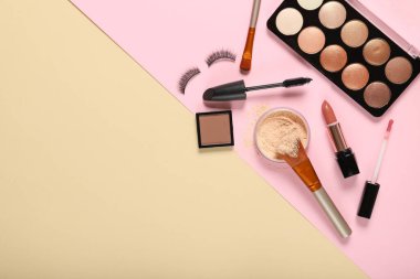 Renkli bir arka planda dekoratif kozmetik seti. Metin için yer