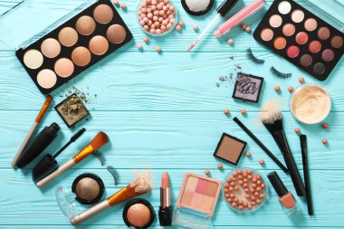 Metin için yeri olan makyaj ürünleri kümesi.