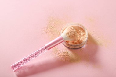 Pembe arka planda fırça ve toz. Metin için yer