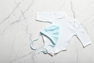 Bebek kıyafetleri ve aksesuarlarıyla düz konum 