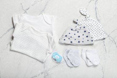 Çocuk kıyafetleri ve aksesuarlarının güzel kompozisyonu