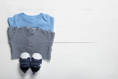 Beyaz arka planda bebek kıyafetleri. Metin için yer