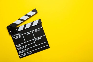 Sarı arka planda film alkışı, üst manzara. Metin için yer