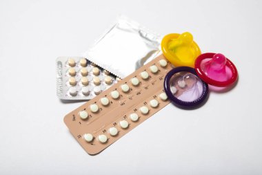 Beyaz arka planda doğum kontrol hapları. Güvenli seks.