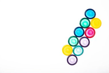 Beyaz arka planda izole edilmiş renkli prezervatifler. Doğum kontrol hapı. Metin için yer