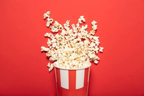 Papierbecher Mit Popcorn Auf Rotem Hintergrund — Stockfoto