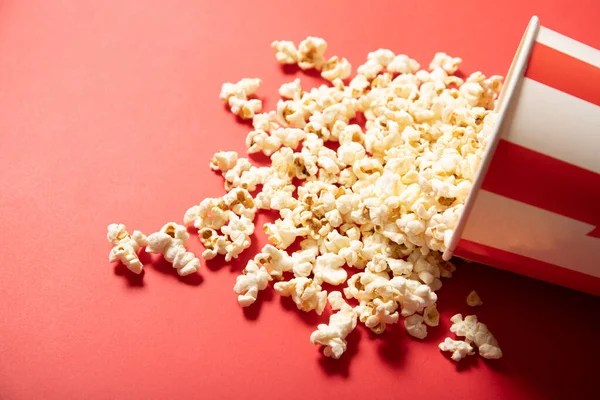 Papierbecher Mit Popcorn Auf Rotem Hintergrund — Stockfoto
