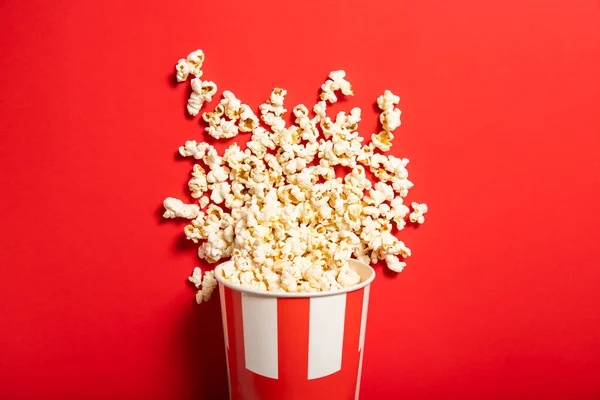 Papierbecher Mit Popcorn Auf Rotem Hintergrund — Stockfoto