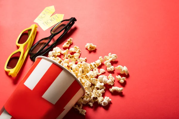 Pappbecher Mit Popcorn Auf Rotem Hintergrund Punkte Und Kinokarten — Stockfoto