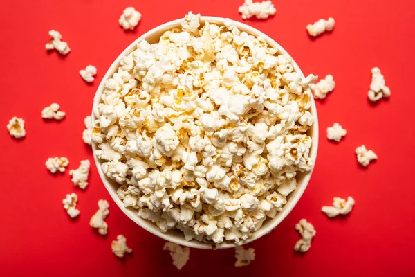 Köstliches Popcorn Auf Rotem Hintergrund Blick Von Oben — Stockfoto