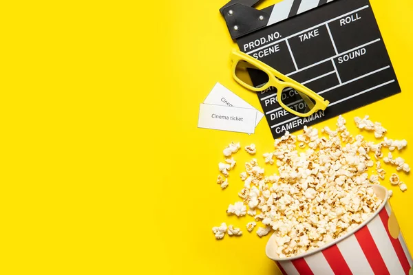 Sarı arka planda patlamış mısır ve film alkışları olan kağıt bardak, metin için yer