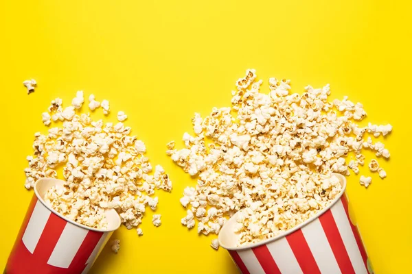 Papierbecher Mit Popcorn Auf Gelbem Hintergrund Platz Für Text — Stockfoto