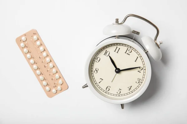 Pilules Contraceptives Féminines Réveil Sur Fond Blanc — Photo