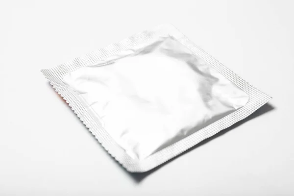 白い背景にコンドーム 接近中だ 安全なセックス — ストック写真