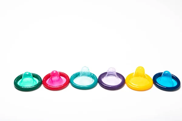 Meerkleurig Condoom Een Witte Achtergrond Anticonceptie Veilige Seks — Stockfoto