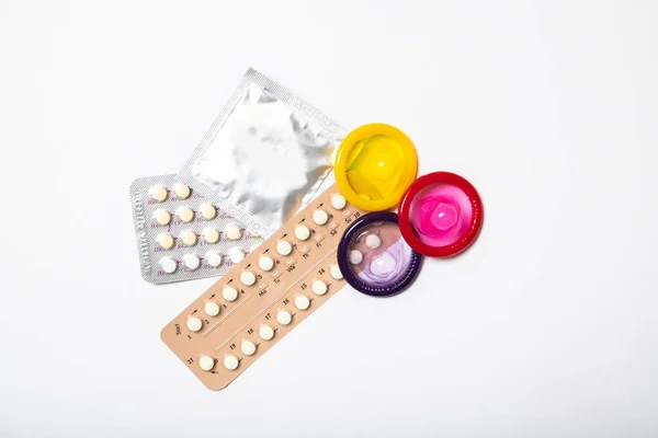Środki Antykoncepcyjne Białym Tle Bezpieczny Seks — Zdjęcie stockowe
