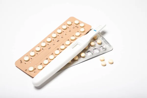 Contraceptifs Hormonaux Féminins Test Grossesse Sur Fond Blanc — Photo