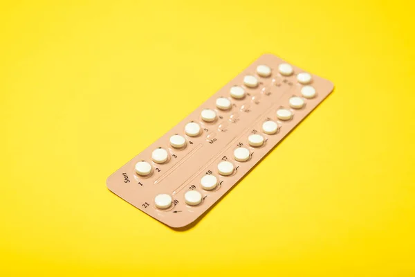 Plaquette Thermoformée Pour Pilule Contraceptive Orale Féminine Sur Fond Jaune — Photo