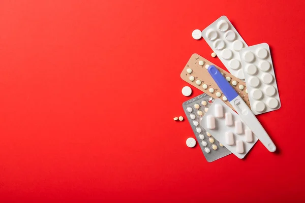Pilules Contraceptives Féminines Test Grossesse Sur Fond Rouge Vue Dessus — Photo
