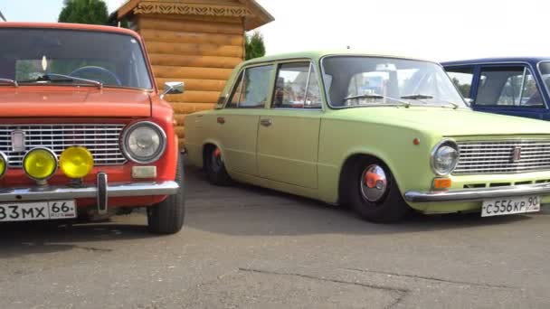 Moscú, Rusia - 19 de agosto de 2017: Festival anual de coches de toda Rusia, la feria de automóviles — Vídeo de stock