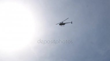 Dünya üzerinde açık gökyüzü bir arka plan üzerinde uçan helikopter