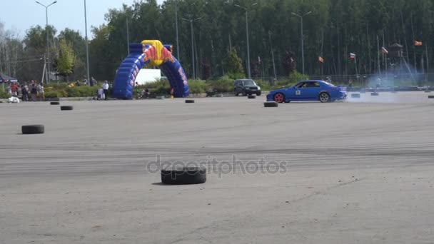 Moskva, Ryssland - 19 augusti 2017: All-ryska årliga festival av bilar, tävling drifting — Stockvideo