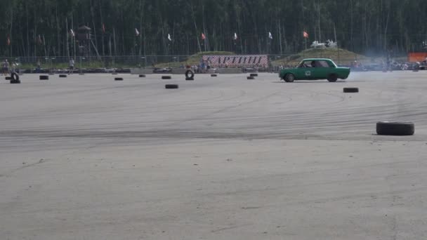 Moscú, Rusia - 19 de agosto de 2017: Festival anual de coches de toda Rusia, la competencia a la deriva — Vídeo de stock