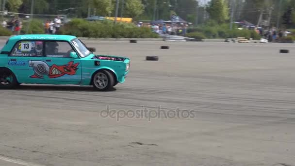 Moscú, Rusia - 19 de agosto de 2017: Festival anual de coches de toda Rusia, la competencia a la deriva — Vídeo de stock