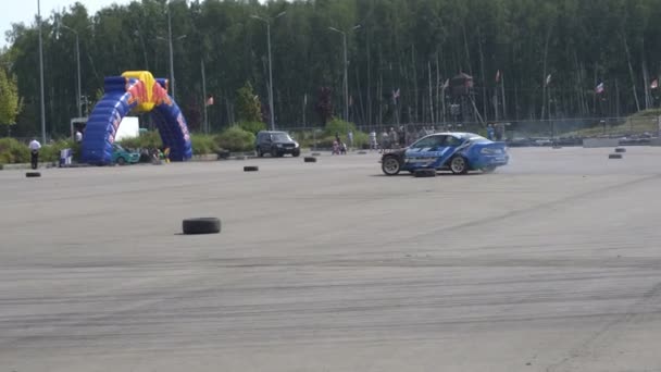 Moskva, Ryssland - 19 augusti 2017: All-ryska årliga festival av bilar, tävling drifting — Stockvideo
