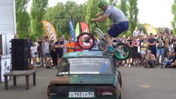 Moscou, Russie - 19 août 2017 : Festival annuel russe des voitures, essai de vélo sur la voiture — Video