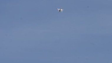 uzak mesafe gökyüzünde uçan quadcopter