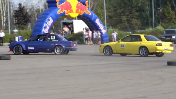 Moskva, Ryssland - 19 augusti 2017: All-ryska årliga festival av bilar, tävling drifting — Stockvideo