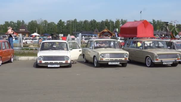 Μόσχα, Ρωσία - 19 Αυγούστου 2017: Όλα-Ρωσίας Φεστιβάλ των αυτοκινήτων, το αυτοκίνητο παρουσιάζει — Αρχείο Βίντεο
