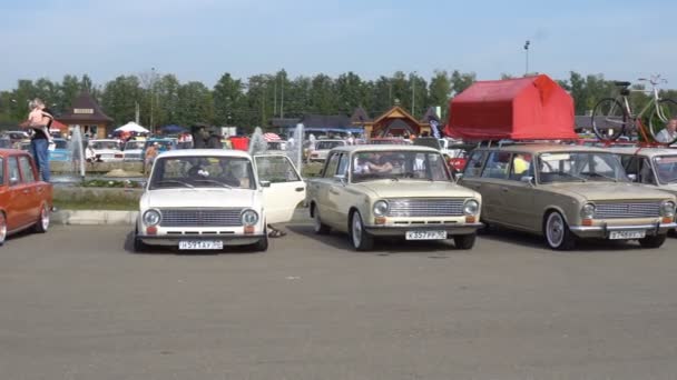 車、車のショーのすべてロシア モスクワ, ロシア連邦 - 2017 年 8 月 19 日: 例祭 — ストック動画