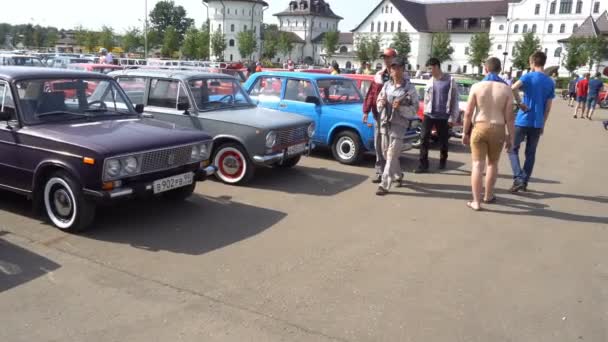 Moscú, Rusia - 19 de agosto de 2017: Festival anual de coches de toda Rusia, la feria de automóviles — Vídeos de Stock