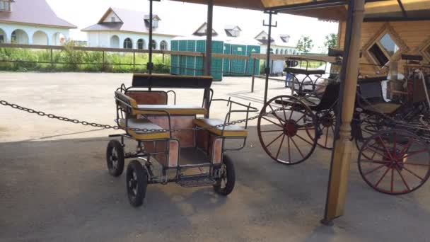 Lanzó un motor de coche de trabajo — Vídeo de stock