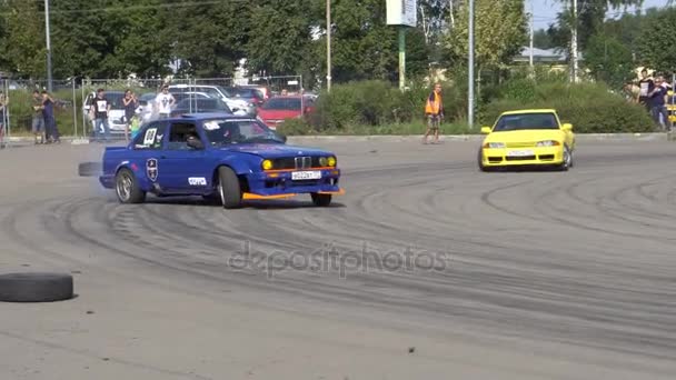 Moscú, Rusia - 19 de agosto de 2017: Festival anual de coches de toda Rusia, la competencia a la deriva — Vídeo de stock