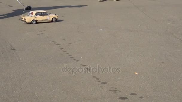 Moscú, Rusia - 19 de agosto de 2017: Festival anual de coches de toda Rusia, control remoto de coches de deriva — Vídeo de stock