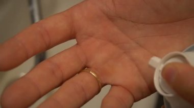 tıraş kremi el yakın çekim