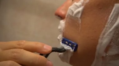 Yetişkin adam ile köpük ve manuel razer tıraş