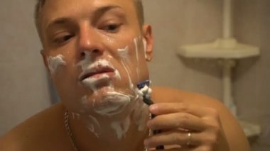 Yetişkin adam ile köpük ve manuel razer tıraş
