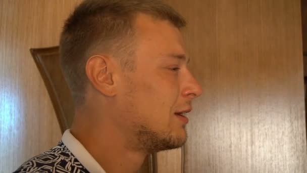 le jeune homme éternue en direction de 