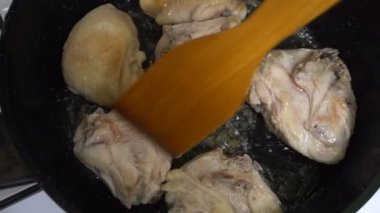 Mutfakta bir tavada kızartma tavuk uyluk, kanatlar, fileto. Chicken.Chicken ev hazırlama tost bir kabuk ile ayçiçek yağı çok kızarmış