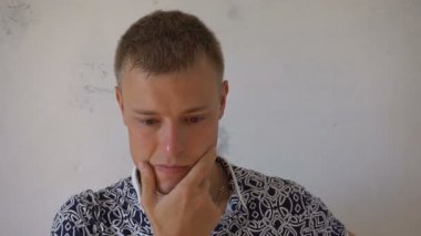 genç adam beyaz duvar önünde bir fikrim var.