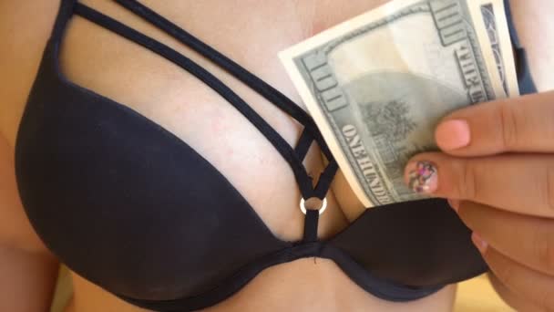 La chica toma billetes de dólar, poner el dinero en un sujetador negro en Striptease bailando — Vídeos de Stock