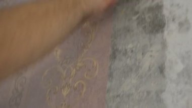 duvar kağıdı duvar, işçinin el yapıştırma işlemi düzgün duvar kağıtları olduğunu