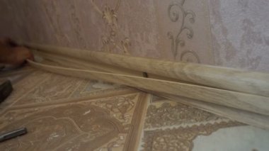 yere yükleme işlemi, bir işçi ekleme Süpürgelik yükler