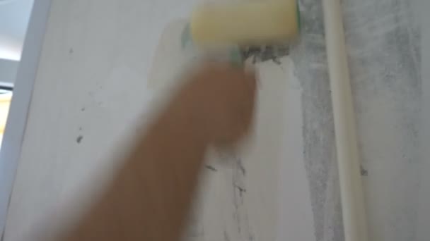Нанесение обои пасты на стену с роликом, подготовка к обои — стоковое видео