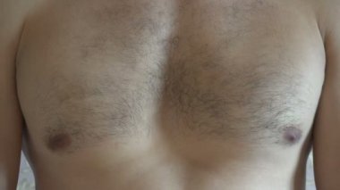 adam göğüs kasları hareket eder.