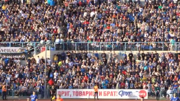 Κουρσκ, Ρωσία - 20 Σεπτεμβρίου 2017: έναν αγώνα ποδοσφαίρου μεταξύ της ΤΣΣΚΑ Μόσχας και Avangard Kursk, τους οπαδούς του ρύγχους — Αρχείο Βίντεο